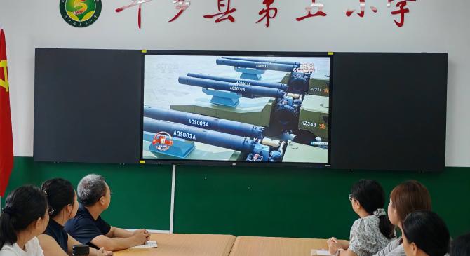 观阅兵盛典 燃爱国之心