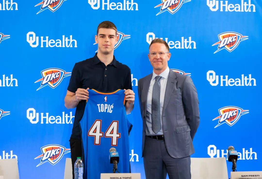 总冠军后卫！刚打一场比赛！再次手术伤停