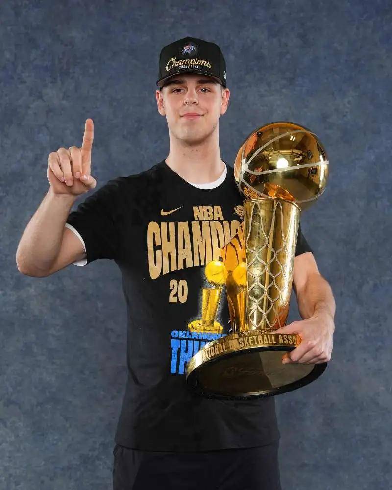 总冠军后卫！刚打一场比赛！再次手术伤停