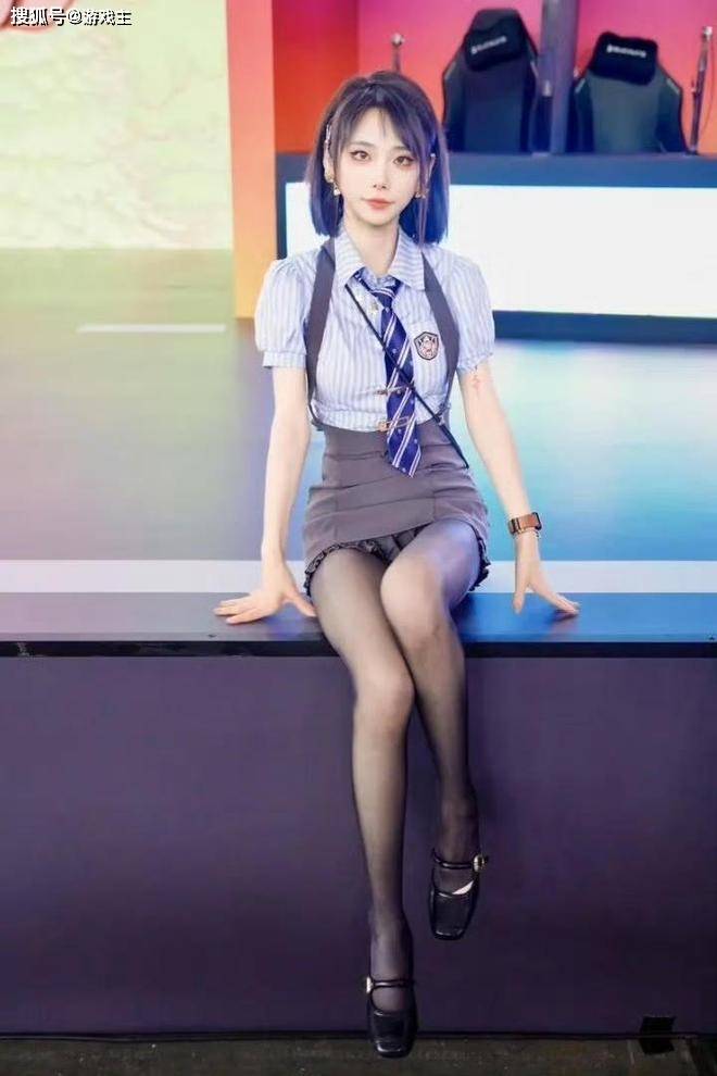 LPL新晋顶级美女主持火了，神似戚薇，解说Rita花瓶地位不保